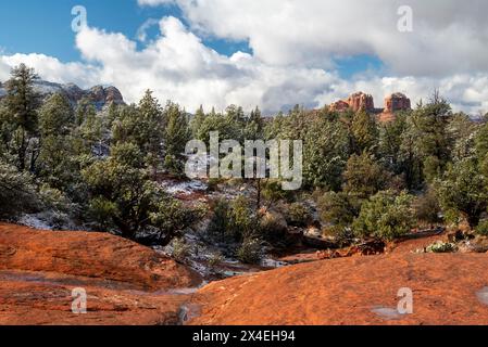 USA, Arizona, Sedona. Spolverata di neve sul Little Horse Trail Foto Stock