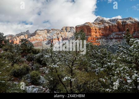 USA, Arizona, Sedona. Spolverata di neve su Red Rocks Foto Stock