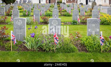 L'ANZAK Day 2024 è stato celebrato nel Soldier's Corner al cimitero di Warrington il 28 aprile Foto Stock