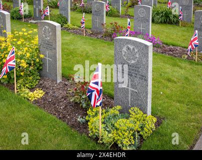 L'ANZAK Day 2024 è stato celebrato nel Soldier's Corner al cimitero di Warrington il 28 aprile Foto Stock