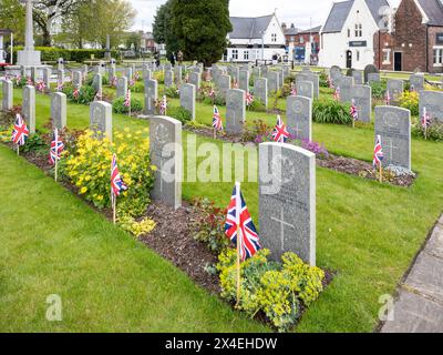 L'ANZAK Day 2024 è stato celebrato nel Soldier's Corner al cimitero di Warrington il 28 aprile Foto Stock