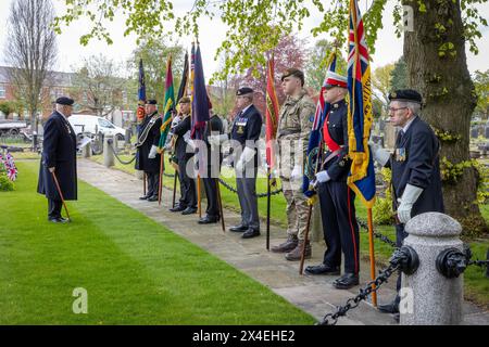 Percy Bell, ex presidente della Duke of Lancaster's Regimental Veteran's Association (Warrington Branch), affronta gli standard dell'ANZAK Day 2024 Foto Stock