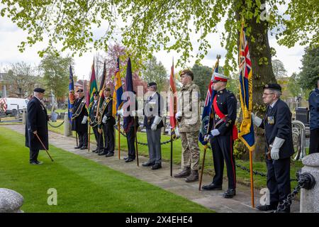 Percy Bell, ex presidente della Duke of Lancaster's Regimental Veteran's Association (Warrington Branch), affronta gli standard dell'ANZAK Day 2024 Foto Stock