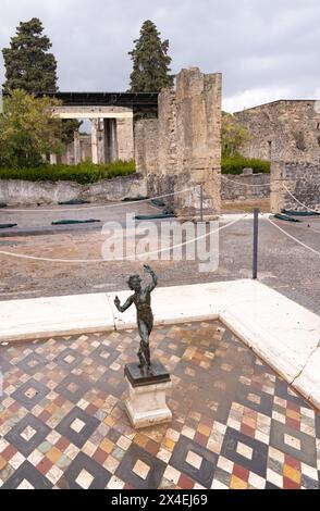 Villa di Pompei, Casa del Fauno, o Casa del Fauno, Pompei; Statua (replica) e mosaico (originale) nel cortile; rovine romane, Pompei Italia. Foto Stock