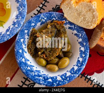 Insalata tunisina di mechouia servita con pane Foto Stock