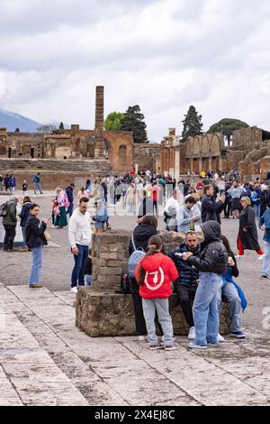 Pompei Italia turismo - affollata di turisti nelle antiche rovine romane del foro di Pompei; Pompei, sito patrimonio dell'umanità dell'UNESCO; Campania Italia. Foto Stock