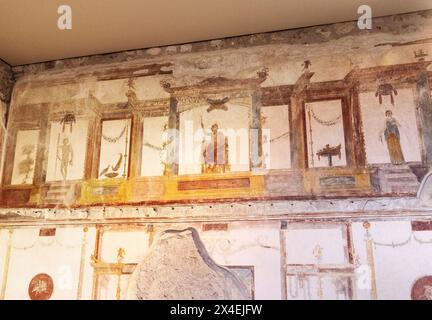 Affreschi di Pompei - numero di diversi dipinti murali nella Casa dei Vettii (Casa Vettii), una villa di recente apertura, rovine di Pompei, Pompei Italia. Foto Stock