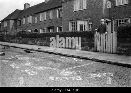 Royal May Day Knutsford, Cheshire, Inghilterra. 1973. Sand Painting Out Side la casa del nonno di May Queen. Dice: "Dio benedica la nostra Regina reale maggio. Eliane Murray nel 1973 era la Regina di maggio. 1970 UK HOMER SYKES Foto Stock