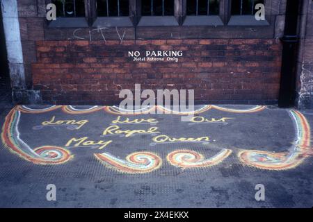 Royal May Day Knutsford, Cheshire, Inghilterra. 1973. Sand Painting Out Side Knutsford pub. C'è scritto "lunga vita alla nostra Regina reale di maggio". 1970 UK HOMER SYKES Foto Stock