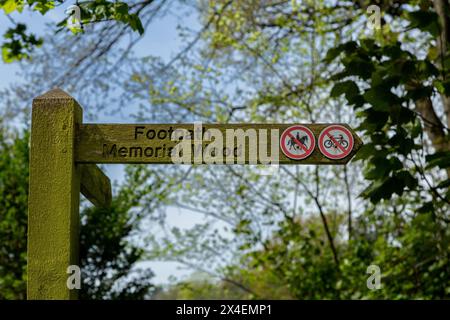 Un cartello in legno che indirizza le persone al Memorial Wood a St Ives Estate, Harden, Bingley. Ai ciclisti e ai cavalieri è vietato utilizzare il percorso. Foto Stock