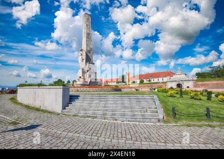 Incredibile paesaggio urbano e Obelisco di Horea, Closca e Crisan nella fortezza medievale di Alba Iulia (Carolina). Ubicazione: Alba Iulia, Contea di Alba, Romania, Euro Foto Stock