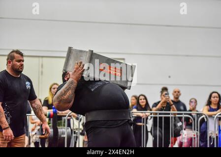 Melbourne, Australia. 13 aprile 2024. Strongman Phil Muliaga è visto in azione al 2024 Oceania Strongman Championships che si tiene al Melbourne Convention and Exhibition Centre come parte dell'AUS fitness Expo 2024. (Foto di Alexander Bogatyrev/SOPA Image/Sipa USA) credito: SIPA USA/Alamy Live News Foto Stock