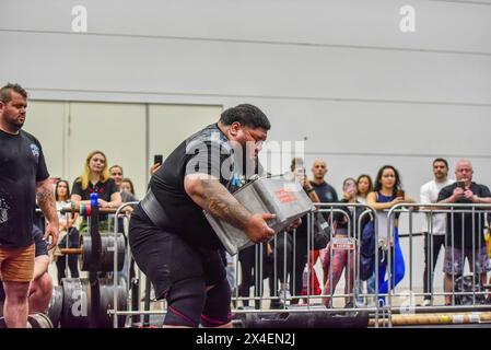 Melbourne, Australia. 13 aprile 2024. Strongman Phil Muliaga è visto in azione al 2024 Oceania Strongman Championships che si tiene al Melbourne Convention and Exhibition Centre come parte dell'AUS fitness Expo 2024. (Foto di Alexander Bogatyrev/SOPA Image/Sipa USA) credito: SIPA USA/Alamy Live News Foto Stock