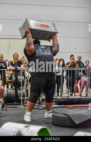 Melbourne, Australia. 13 aprile 2024. Strongman Phil Muliaga è visto in azione al 2024 Oceania Strongman Championships che si tiene al Melbourne Convention and Exhibition Centre come parte dell'AUS fitness Expo 2024. (Foto di Alexander Bogatyrev/SOPA Image/Sipa USA) credito: SIPA USA/Alamy Live News Foto Stock