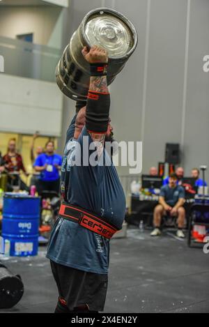 Melbourne, Australia. 13 aprile 2024. Strongman Matthew Chessum è visto in azione con un barile ai Campionati Oceania Strongman 2024 che si tengono al Melbourne Convention and Exhibition Centre come parte dell'AUS fitness Expo 2024. (Foto di Alexander Bogatyrev/SOPA Image/Sipa USA) credito: SIPA USA/Alamy Live News Foto Stock