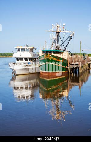 Stati Uniti, Georgia, Darien. Barche di gamberi legate ad un molo a Darien. (Solo per uso editoriale) Foto Stock
