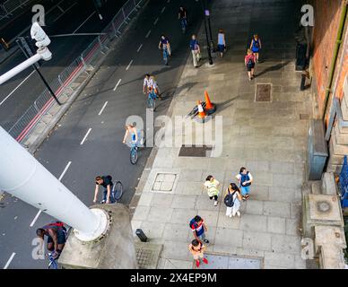 Londra, Inghilterra - 3 agosto 2019 : pendolari in bicicletta e a piedi Foto Stock