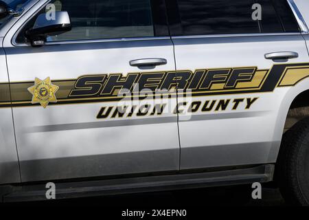 La grande, OR, USA - 27 aprile 2024; nome e distintivo sulla pattuglia della polizia di Union County nel nord-est dell'Oregon Foto Stock