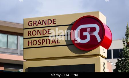 La grande, OR, USA - 27 aprile 2024; firma con il logo presso grande Ronde Hospita presso il Medical Facyl di la grande, nell'Oregon nord-orientale Foto Stock