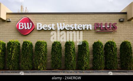 Mosca, ID, Stati Uniti - 28 aprile 2024; cartello rosso e bianco con logo per la catena alberghiera Best Western Plus sulla parete esterna dell'edificio della sistemazione Foto Stock