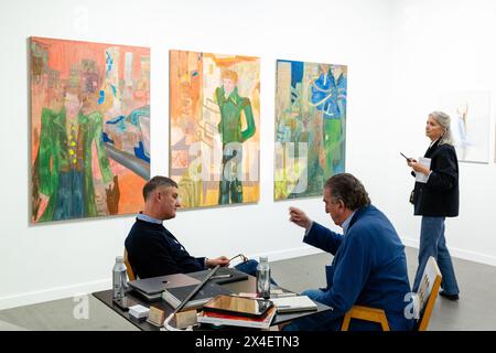 New York, New York, Stati Uniti. 2 maggio 2024. La Frieze Art Fair, una delle più grandi e prestigiose fiere d'arte primaverile di New York, è stata aperta al pubblico nel The Shed, a Hudson Yards, con gallerie che espongono arte contemporanea in diversi media. Dipinti che ricordano l'Espressionismo tedesco di Jan Eutachy Wolski nella galleria Neue alte Brücke. Crediti: Ed Lefkowicz/Alamy Live News Foto Stock