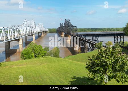 Ponte Vicksburg sul fiume Mississippi. Sulla destra si trova il ponte Old Vicksburg. Visto da Vicksburg, Mississippi. Foto Stock