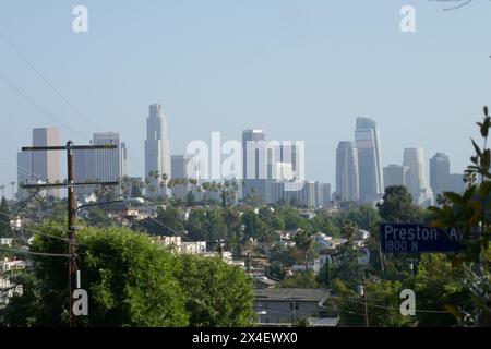 Los Angeles, California, USA 1 maggio 2024 Downtown la Skyline da Lemoyne Street il 1 maggio 2024 a Los Angeles, California, USA. Foto di Barry King/Alamy Stock Photo Foto Stock