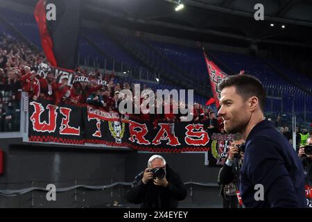 Roma, Italia 2.05.2024: Xabi Alonso allenatore del Leverkusen festeggia la vittoria con i tifosi al termine della UEFA Europa League 2023-2024, semifinali le Foto Stock