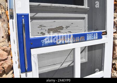 Spencer, Missouri, Stati Uniti - 4-13-24. Un vecchio spot di pane Holsum sulla porta del caffè nella città restaurata di Spencer, una città vecchia sulla Old Route 66. Foto Stock