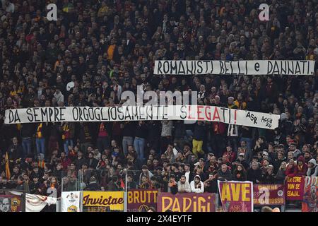 Tifosi della Roma durante la semifinale di andata andata DELLA UEFA Europa League contro il Bayer Leverkusen allo stadio Olimpico di Roma. 2 maggio 2024. Crediti: massimo insabato/Alamy Live News Foto Stock