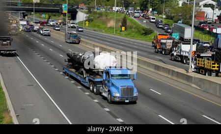 NORWALK, Connecticut, USA- 2 MAGGIO 2024: Un incendio tra trattore e rimorchio ha chiuso entrambi i lati della i-95 a Norwalk tra le uscite 14 e 15 la mattina presto. Foto Stock