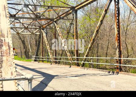 Un vecchio ponte in acciaio sulla Old Route 66 nella città vecchia di Spencer, Missouri, Stati Uniti, Stati Uniti, Stati Uniti. La città è stata restaurata. Foto Stock