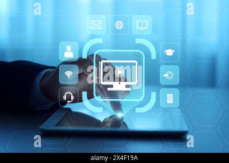 Webinar. Uomo che usa un tablet a tavola, primo piano. Schermata virtuale con icone sul dispositivo Foto Stock
