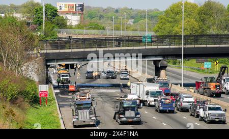 NORWALK, Connecticut, USA- 2 MAGGIO 2024: Il traffico sull'Interstate 95 un incendio di un trattore-rimorchio ha chiuso entrambi i lati dell'Interstate 95 a Norwalk tra le uscite 14 e 15 Foto Stock