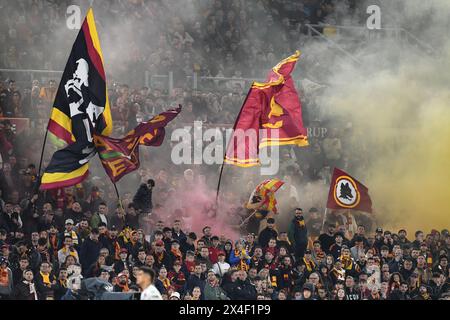 Tifosi della Roma durante la semifinale di andata andata DELLA UEFA Europa League contro il Bayer Leverkusen allo stadio Olimpico di Roma. 2 maggio 2024. Credito AllShotLive: SIPA USA/Alamy Live News Foto Stock