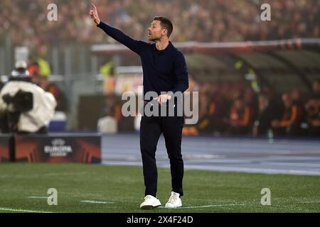 Roma, Lazio. 2 maggio 2024. L'allenatore del Bayern Leverkusen Xabi Alonso, reagisce durante la semifinale di andata della UEFA Europa League contro il Bayer Leverkusen allo stadio Olimpico di Roma, in Italia, il 2 maggio 2024. Credito AllShotLive: SIPA USA/Alamy Live News Foto Stock