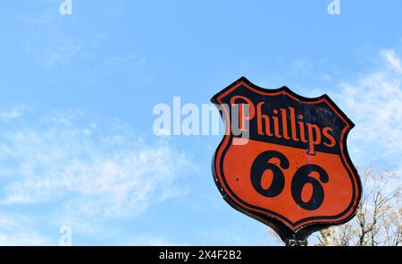 Spencer, Missouri, Stati Uniti, 13-4-24 una vecchia stazione Phillips 66 vanta un'antica insegna nera e arancione Phillips 66. La città vecchia è stata restaurata. Foto Stock