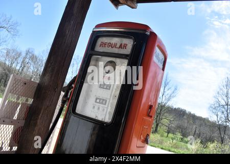 Spencer, Missouri, Stati Uniti - 13/4/24. Un'antica pompa di benzina si trova in una vecchia stazione di servizio Phillips 66 situata sulla storica Old Route 66. Foto Stock