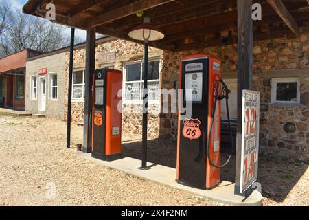 Spencer, Missouri, Stati Uniti - 13/4/24. La vecchia stazione Phillips 66 nella piccola città di Spencer, situata sulla storica Old Route 66. Foto Stock