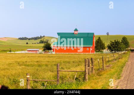 Stati Uniti, Stato di Washington, Palouse. Red Barn, tetto verde. Colfax. (Solo per uso editoriale) Foto Stock