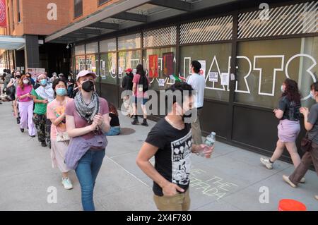 I manifestanti pro-palestinesi cantano slogan fuori da un ingresso alla School of Visual Arts I manifestanti pro-Palestina si sono riuniti al di fuori delle università di Manhattan, New York, tra cui la School of Visual Arts, SVA e la New School. Nel frattempo, all'interno di entrambe le scuole, gli studenti hanno tenuto una protesta sit-in, formando un 'Gaza Solidarity Encampment'. Gli studenti di SVA formarono il loro accampamento giovedì. Gli studenti della New School formarono il loro accampamento il 21 aprile. Questi accampamenti furono ispirati da un accampamento simile alla Columbia University, che fu smantellato dal New Foto Stock