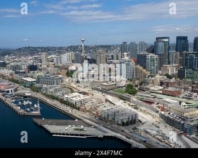 Stati Uniti, Stato di Washington, Seattle. Lungomare, porticciolo di Bell Harbor, centro città e Space Needle Foto Stock