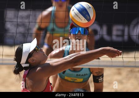 Brasilia, Brasile. 2 maggio 2024. Xue Chen della Cina riceve il pallone durante il pareggio principale tra il brasiliano Agatha Bednarczuk/Rebecca Cavalcanti e il cinese Xue Chen/Xia Xinyi al Volleyball World Beach Pro Tour Elite 16 2024 a Brasilia, Brasile, 2 maggio 2024. Crediti: Lucio Tavora/Xinhua/Alamy Live News Foto Stock