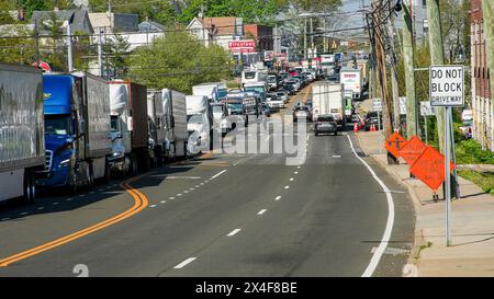 NORWALK, CT, USA- 2 MAGGIO 2024: Traffico sulla Post Road Road 1 a Norwal dopo un incidente stradale mattutino sull'i 95 Un incendio tra trattore e rimorchio ha spento entrambi i lati Foto Stock