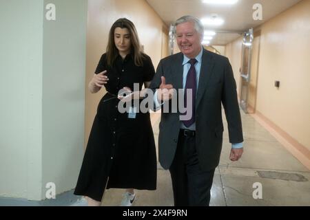 2 gennaio 2017, Washington, Distretto di Columbia, USA: Il Sen. LINDSEY GRAHAM (R-SC) parla con i giornalisti mentre cammina attraverso la metropolitana del Senato. (Credit Image: © Douglas Christian/ZUMA Press Wire) SOLO PER USO EDITORIALE! Non per USO commerciale! Foto Stock