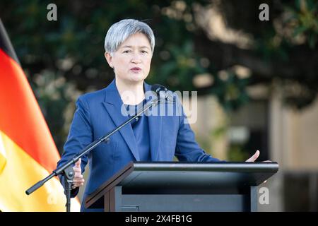 Adelaide, Australia. 3 maggio 2024. Penny Wong, ministro degli Esteri australiano, parla ad una conferenza stampa. Il viaggio di una settimana del ministro degli Esteri Baerbock in Australia, nuova Zelanda e Figi si concentrerà sulla politica di sicurezza e sulla protezione del clima. Credito: Sina Schuldt/dpa/Alamy Live News Foto Stock