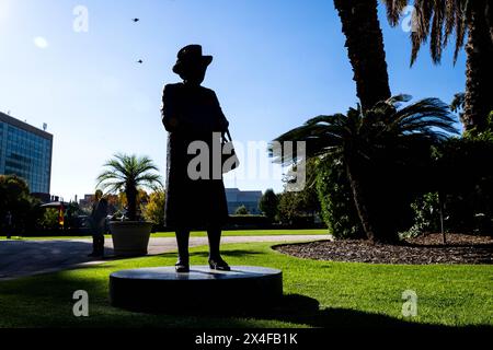 Adelaide, Australia. 3 maggio 2024. Un bronzo della regina Elisabetta II si trova di fronte alla residenza ufficiale del governatore dello stato dell'Australia meridionale. Il viaggio di una settimana del ministro degli Esteri Baerbock in Australia, nuova Zelanda e Figi si concentrerà sulla politica di sicurezza e sulla protezione del clima. Credito: Sina Schuldt/dpa/Alamy Live News Foto Stock