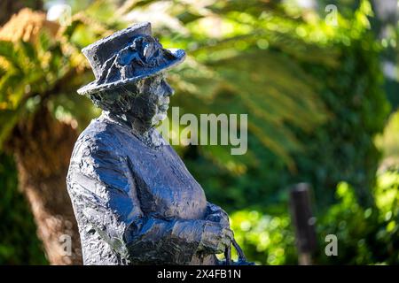 Adelaide, Australia. 3 maggio 2024. Un bronzo della regina Elisabetta II si trova di fronte alla residenza ufficiale del governatore dello stato dell'Australia meridionale. Il viaggio di una settimana del ministro degli Esteri Baerbock in Australia, nuova Zelanda e Figi si concentrerà sulla politica di sicurezza e sulla protezione del clima. Credito: Sina Schuldt/dpa/Alamy Live News Foto Stock