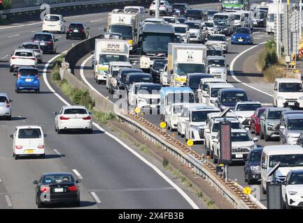 Tokyo, Giappone. 3 maggio 2024. Gli automobilisti sono intrappolati in un ingorgo lungo un'autostrada a Tokyo in una settimana di vacanze della Golden Week di venerdì 3 maggio. (Foto di Yoshio Tsunoda/AFLO) Foto Stock