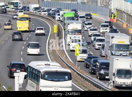 Tokyo, Giappone. 3 maggio 2024. Gli automobilisti sono intrappolati in un ingorgo lungo un'autostrada a Tokyo in una settimana di vacanze della Golden Week di venerdì 3 maggio. (Foto di Yoshio Tsunoda/AFLO) Foto Stock